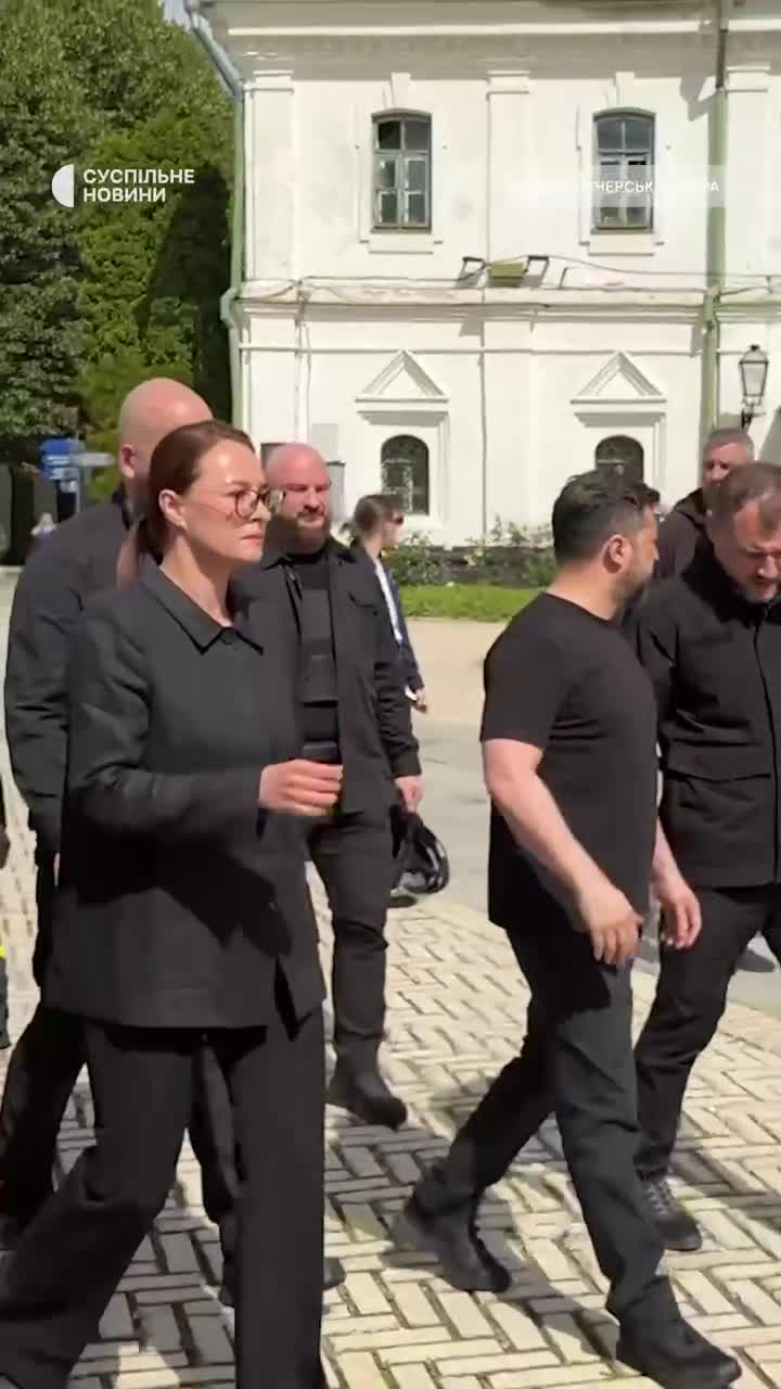 Le président Zelensky et le Premier ministre Sviridenko se sont rendus sur le site de l'attaque russe à la Laure des Grottes de Kyiv.