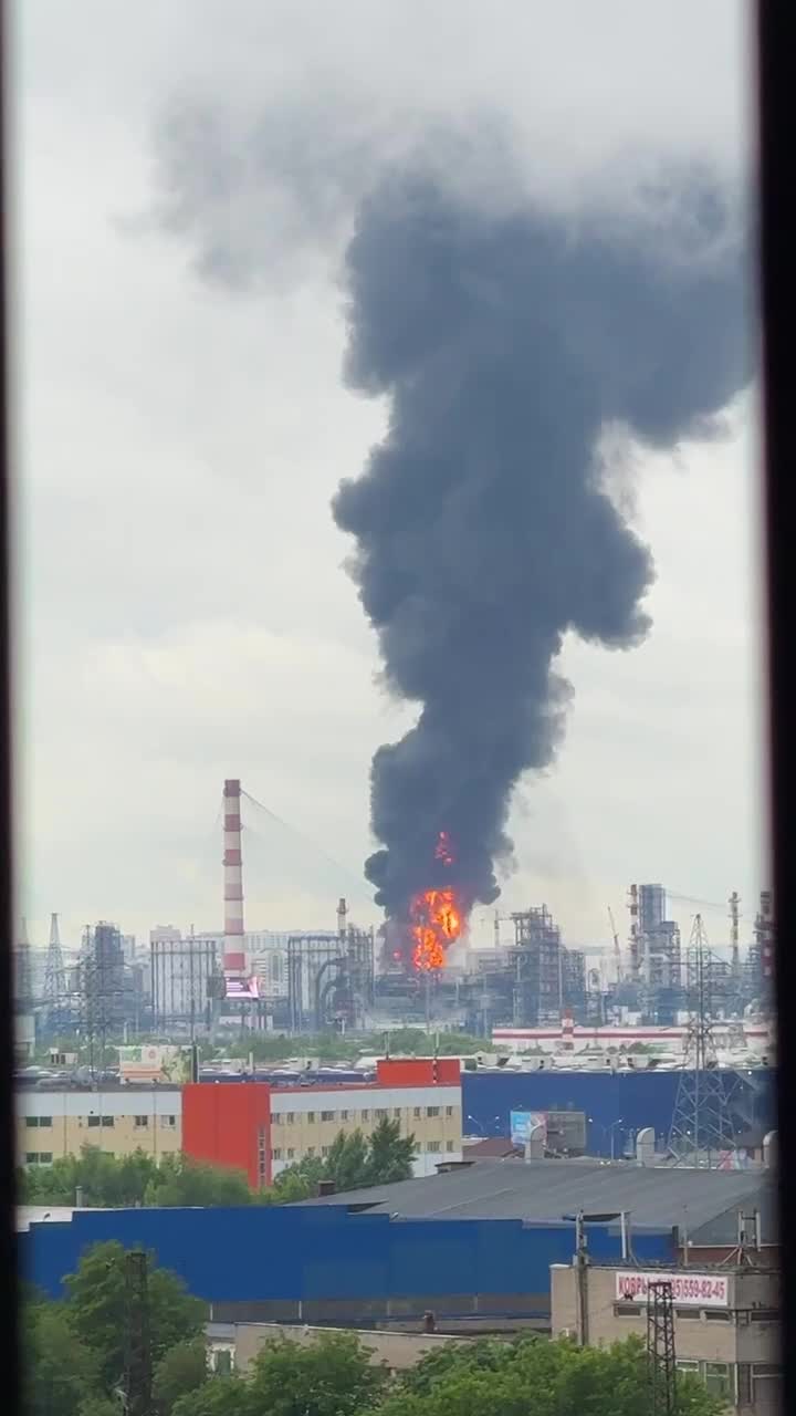 Le président Zelensky confirme des frappes contre la raffinerie de pétrole de Kapotnya en réponse aux récentes attaques russes et au refus du Kremlin de mettre fin à la guerre.