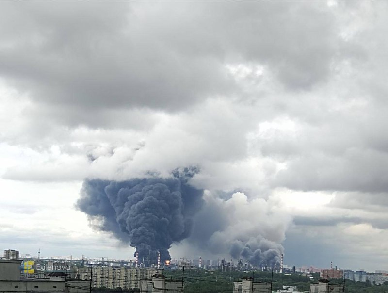 Un incendie se déclare dans une raffinerie de pétrole de Moscou.