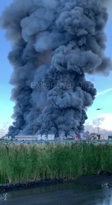 Пожары бушуют на логистических складах под Санкт-Петербургом.