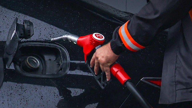 Запрет на экспорт бензина из России будет продлен до конца текущего года, заявил вице-премьер Александр Новак