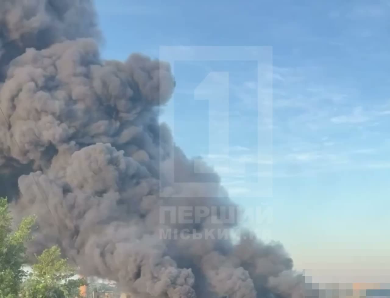 В Кривом Роге после взрывов поднимается дым