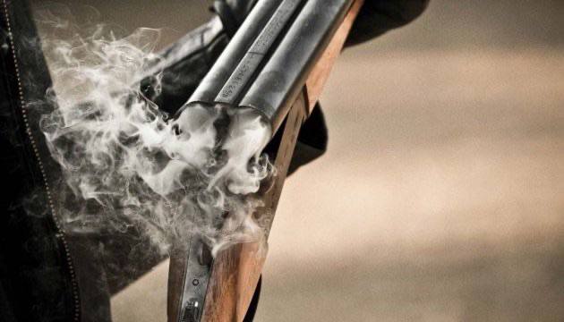 В селе под Черновцами неизвестный открыл огонь по полицейским. Подозреваемый находится на свободе, полицейская операция продолжается. Двое полицейских ранены.