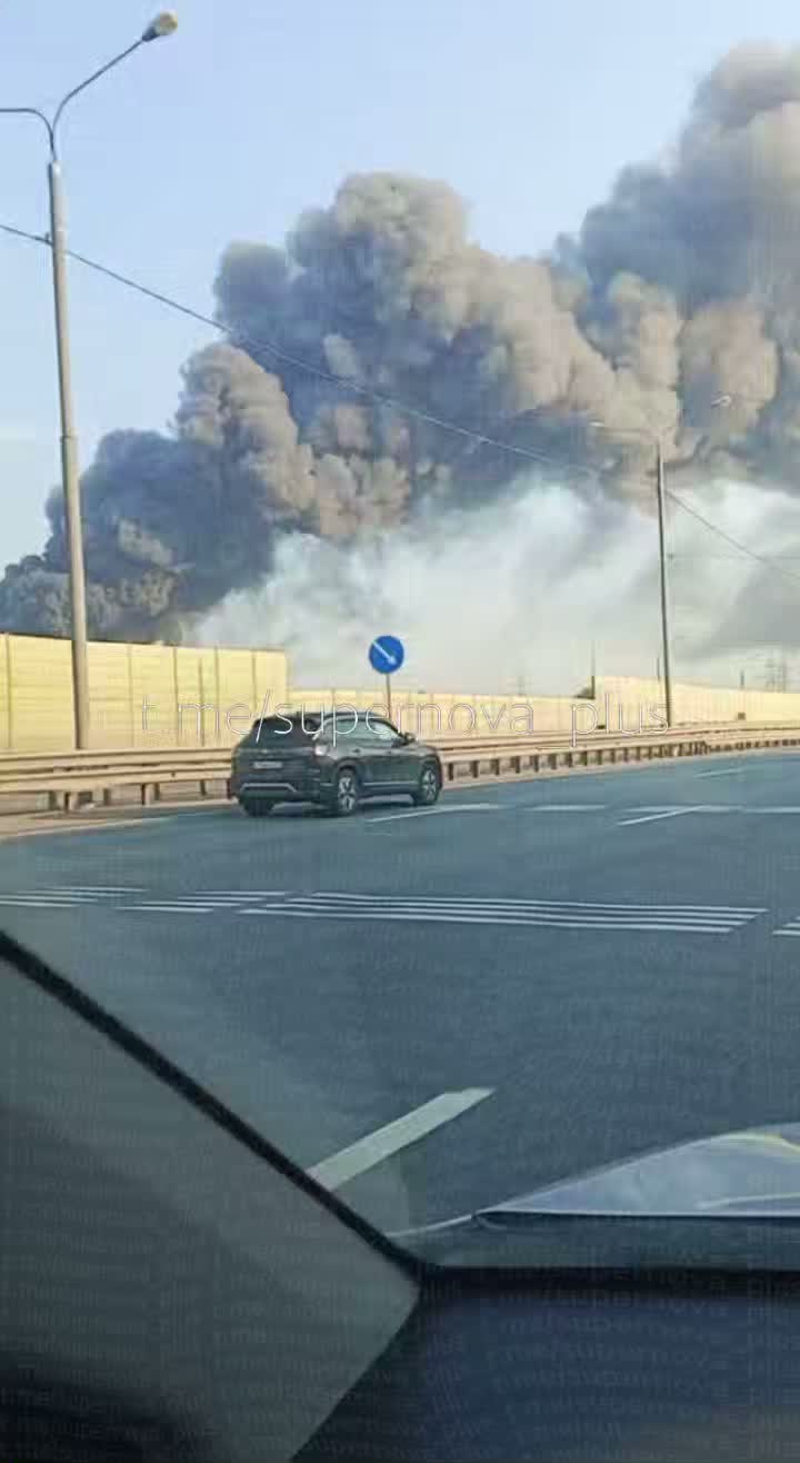 Пожар на складе в Коледино Московской области после ударов беспилотников.