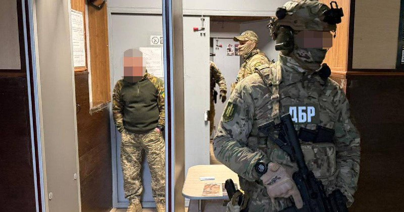 Государственное бюро расследований в сотрудничестве с Генеральным штабом Вооруженных Сил Украины проводит масштабную специальную операцию Честная мобилизация. Следственные действия ведутся более чем в 100 территориальных центрах вербовки и социальной поддержки различного уровня в большинстве регионов Украины.