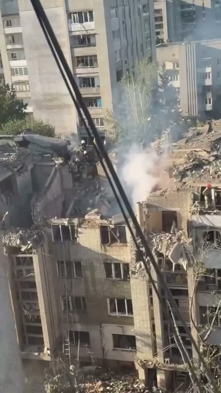 По меньшей мере 31 человек получили ранения в результате ракетного удара России по жилому дому во Львове.