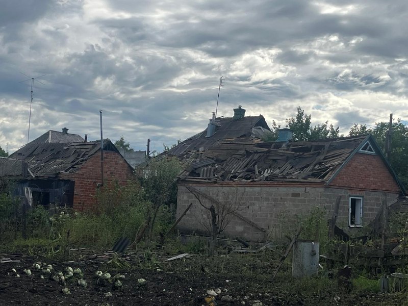 В результате ракетного удара тремя ракетами Х-59 в Золочеве Харьковской области ранен 1 человек.