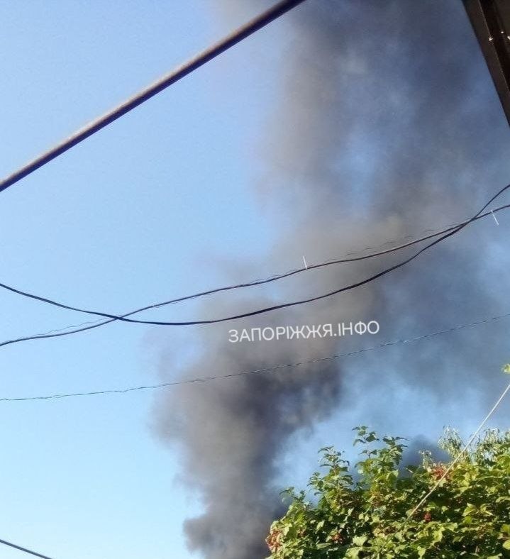 В Запорожье поднимается дым после взрывов.