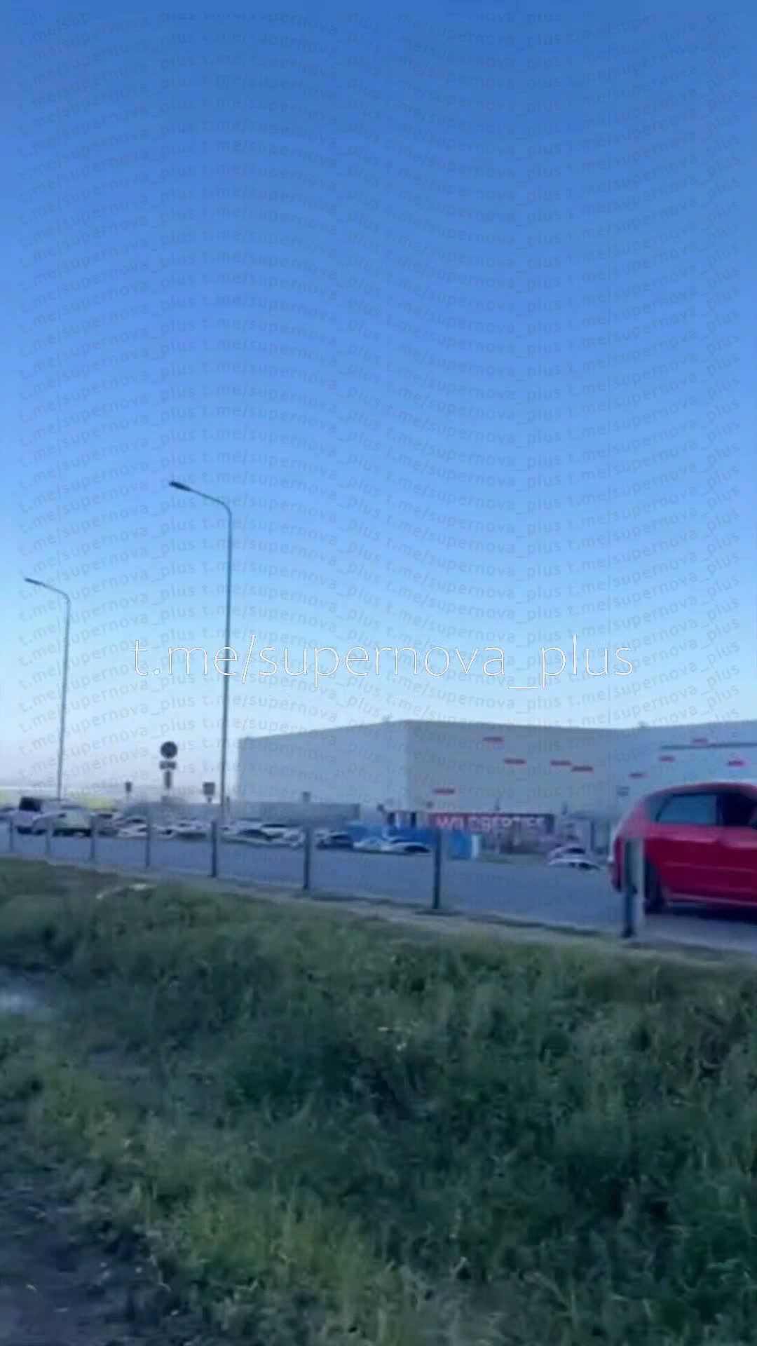 В Новосемейкино Самарской области бушует пожар на складах.