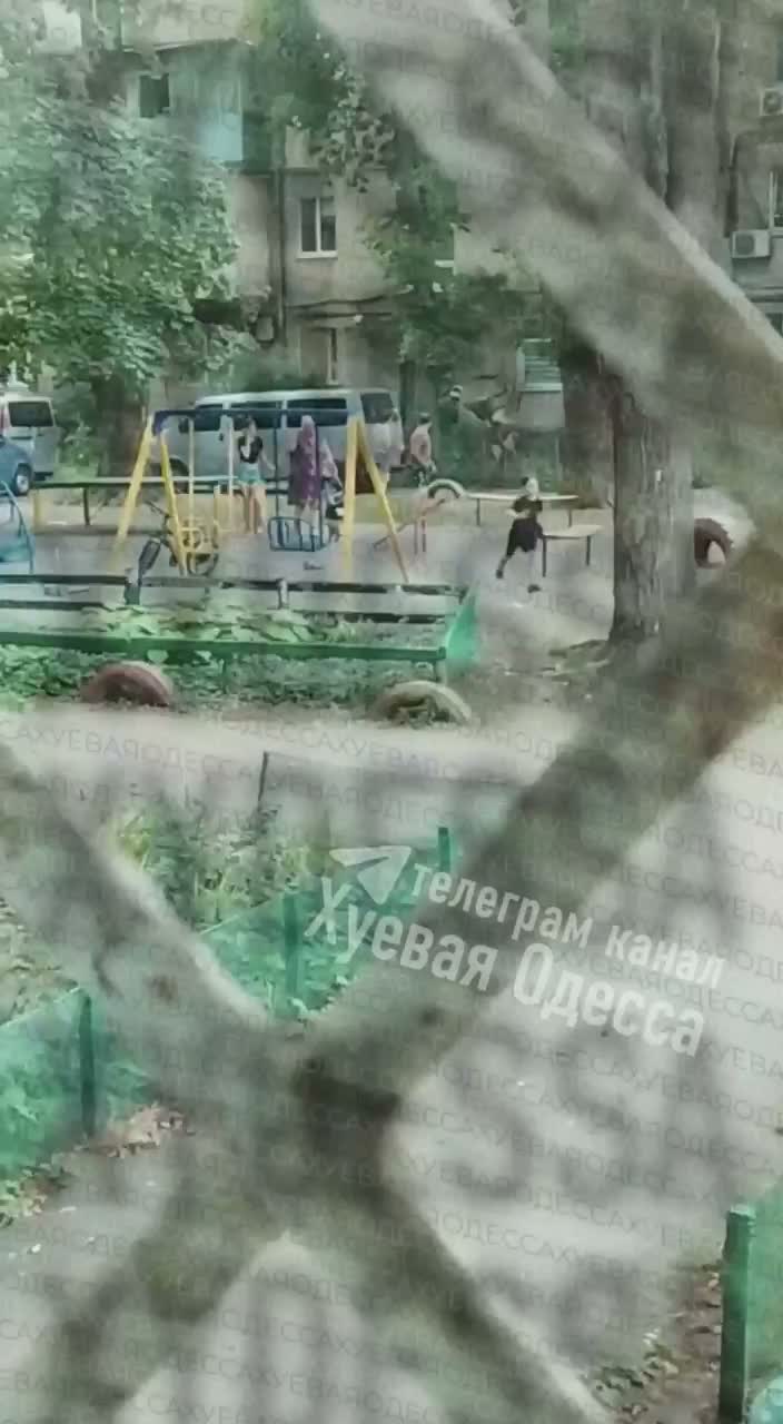В Одессе в результате стрельбы ранены четверо военнослужащих из призывного пункта.