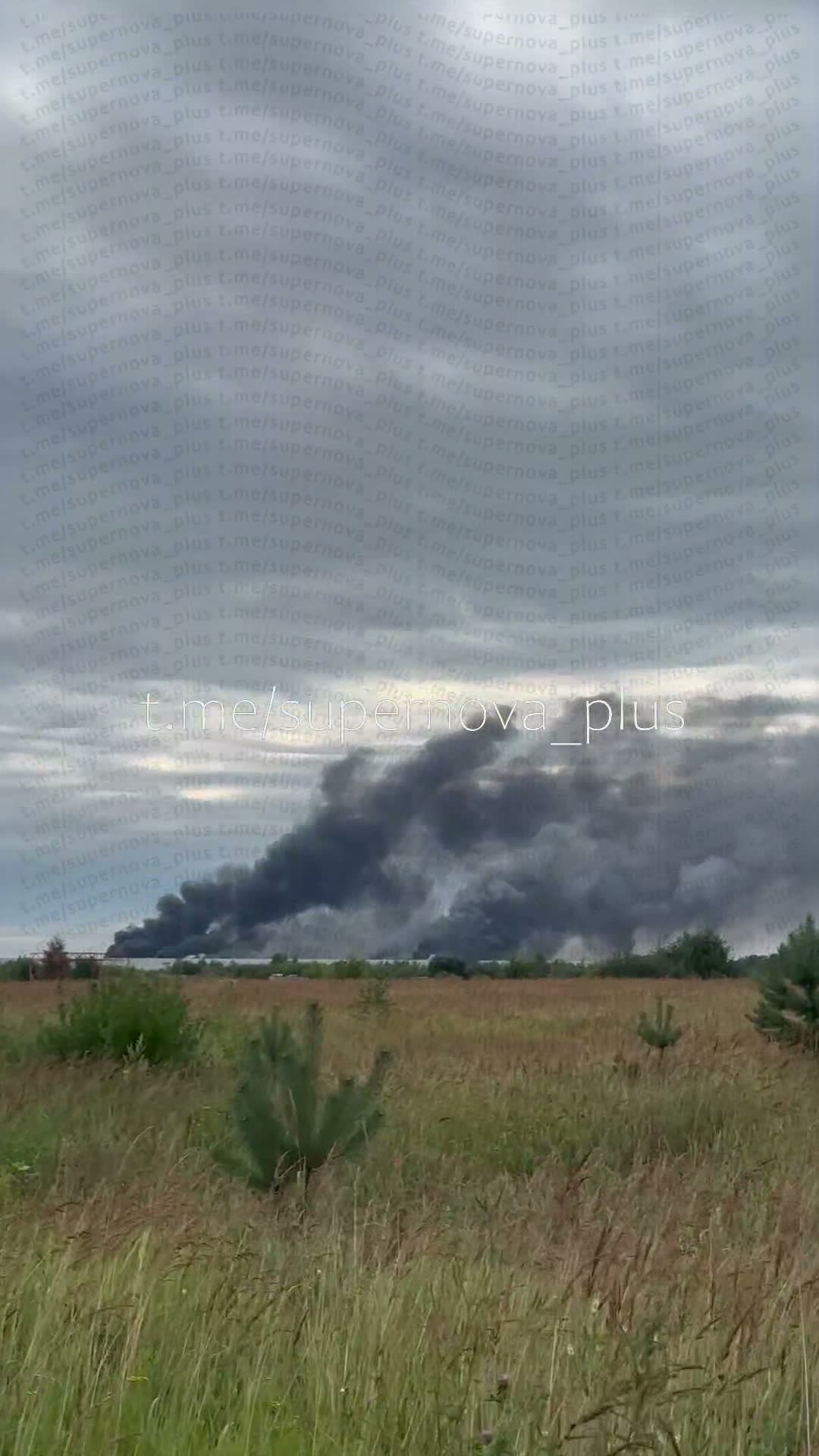 В Владимире загорелся склад дикорастущих ягод после удара беспилотников.