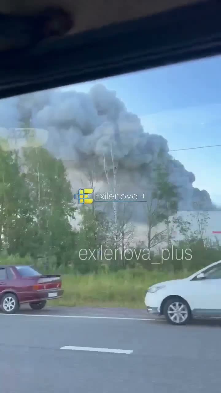 В Ленинградской области горят склады под Красным Бором.