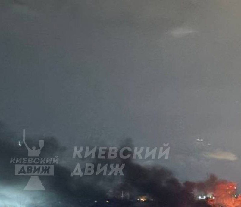 Над Киевом поднимается дым после ракетных ударов.
