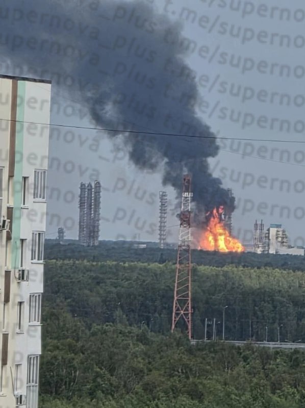 Пожар на заводе Сибур в Тобольске после взрывов.