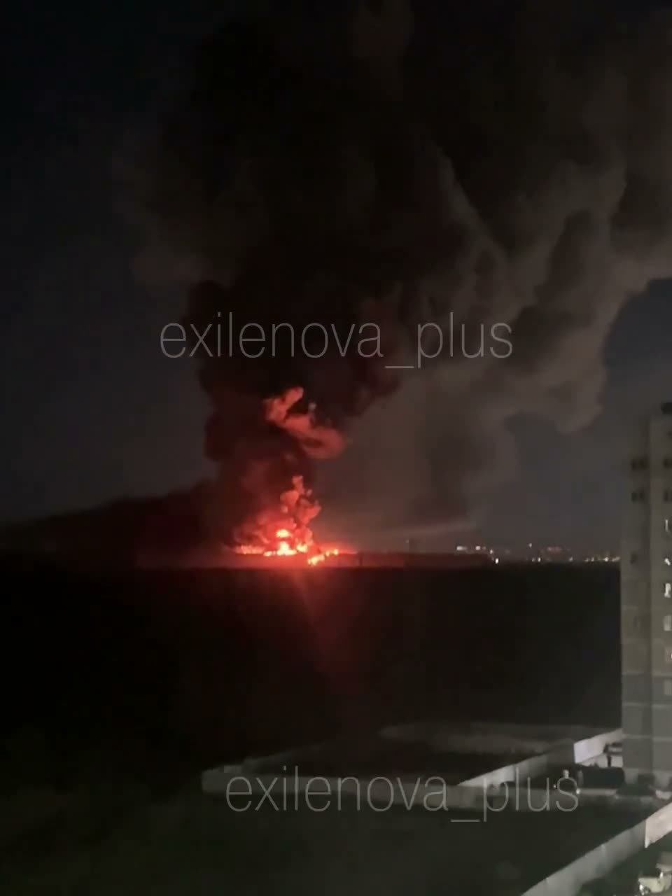 Сообщается о взрывах и пожаре в сортировочном центре рынка Дикие ягоды в Воронеже.