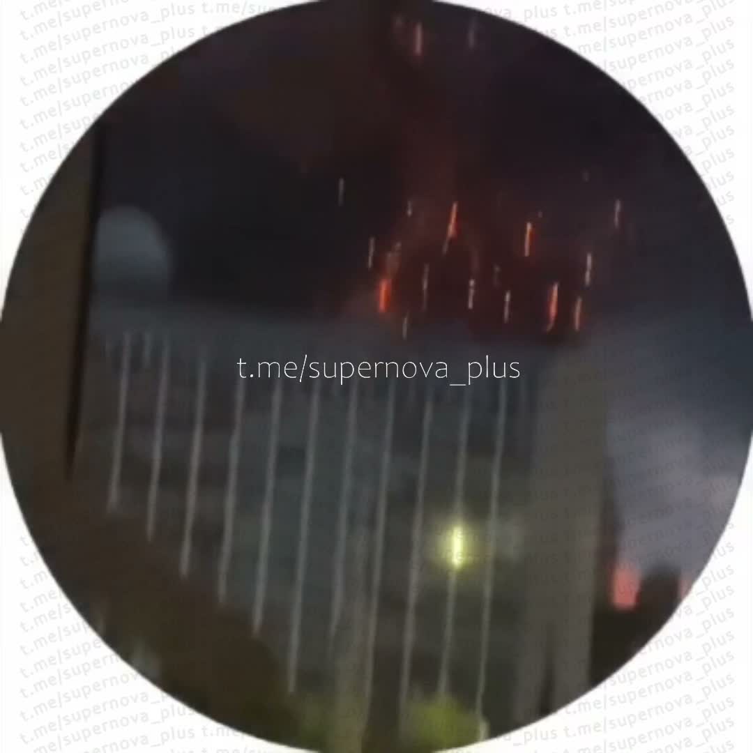 Над Самарой поднимается дым после ракетного удара.