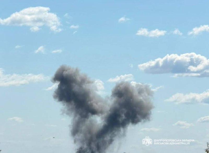 В Павлограде поднимается дым после взрывов.