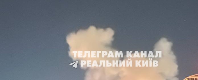 Под Киевом виден дым в результате ракетного удара.