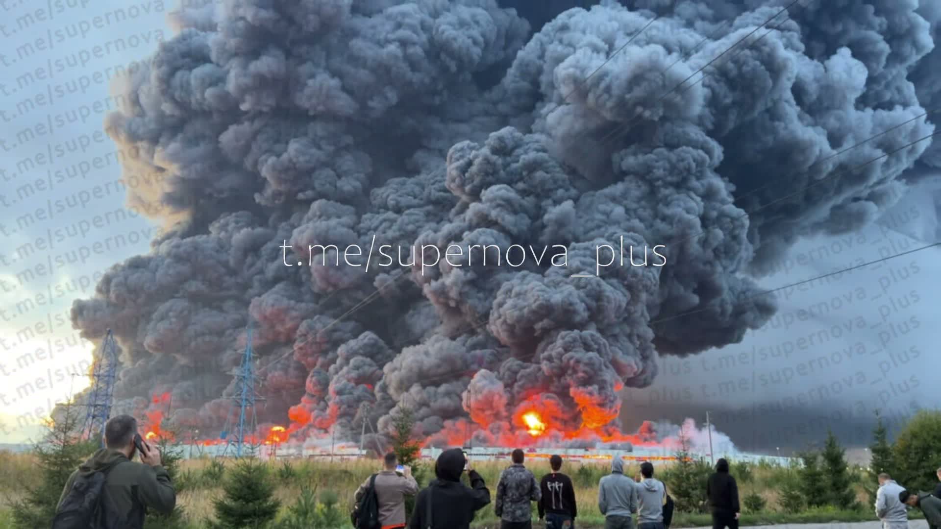 Großbrand in Lagerhallen in Koledino, Region Moskau
