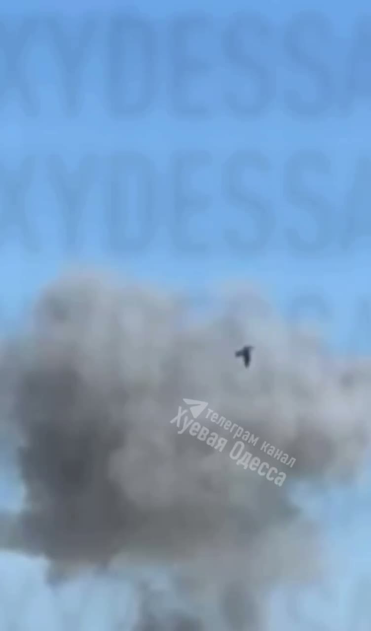 In Odessa wurden Explosionen gemeldet. Rauch steigt auf.