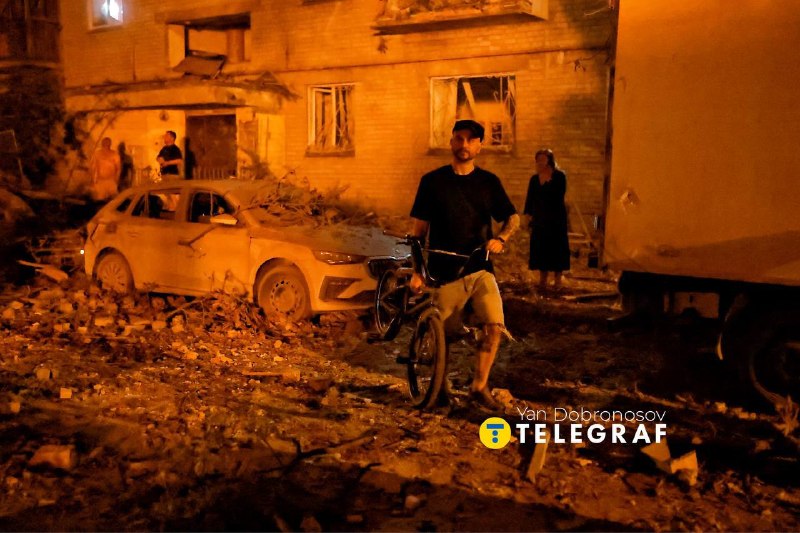 Daños en Kyiv tras un ataque nocturno: En el distrito de Darnytskyi, edificios no residenciales y almacenes resultaron dañados. En el distrito de Sviatoshynskyi, edificios en una zona no residencial sufrieron daños o fueron destruidos, y varios almacenes se incendiaron. En el distrito de Solomianskyi, los pisos superiores de un edificio residencial de nueve plantas quedaron destruidos, provocando un incendio. También se dañaron ventanas en cuatro edificios residenciales cercanos. En otro lugar, la caída de escombros causó un incendio en un edificio de cuatro plantas. Asimismo, en el distrito de Solomianskyi, una escuela y un hospital infantil resultaron dañados, con ventanas destrozadas y vehículos incendiándose en los terrenos. Los garajes también sufrieron daños.
