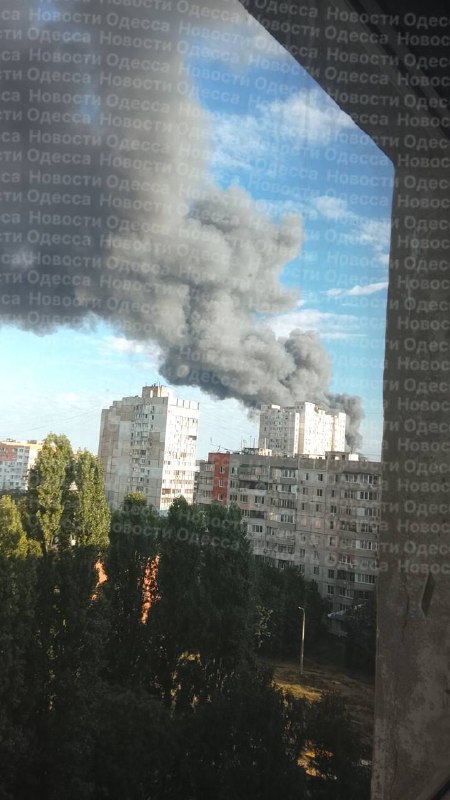 В Одессе загорелся торговый центр после российских ударов.