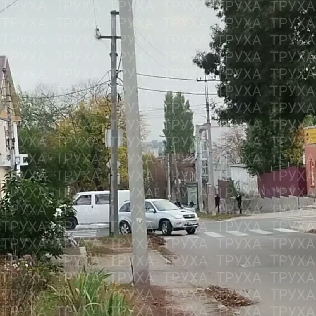 Gunshots were heard in Kropyvnytskyi. Police are reportedly responding to an incident involving an armed individual.